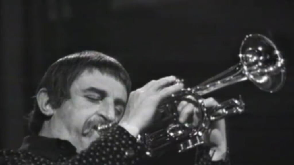 Silenzio fuori ordinanza: TikTok rilancia quelle note di dolore, ricordo di una strage, nella foto Nini Rosso suona il Silenzio