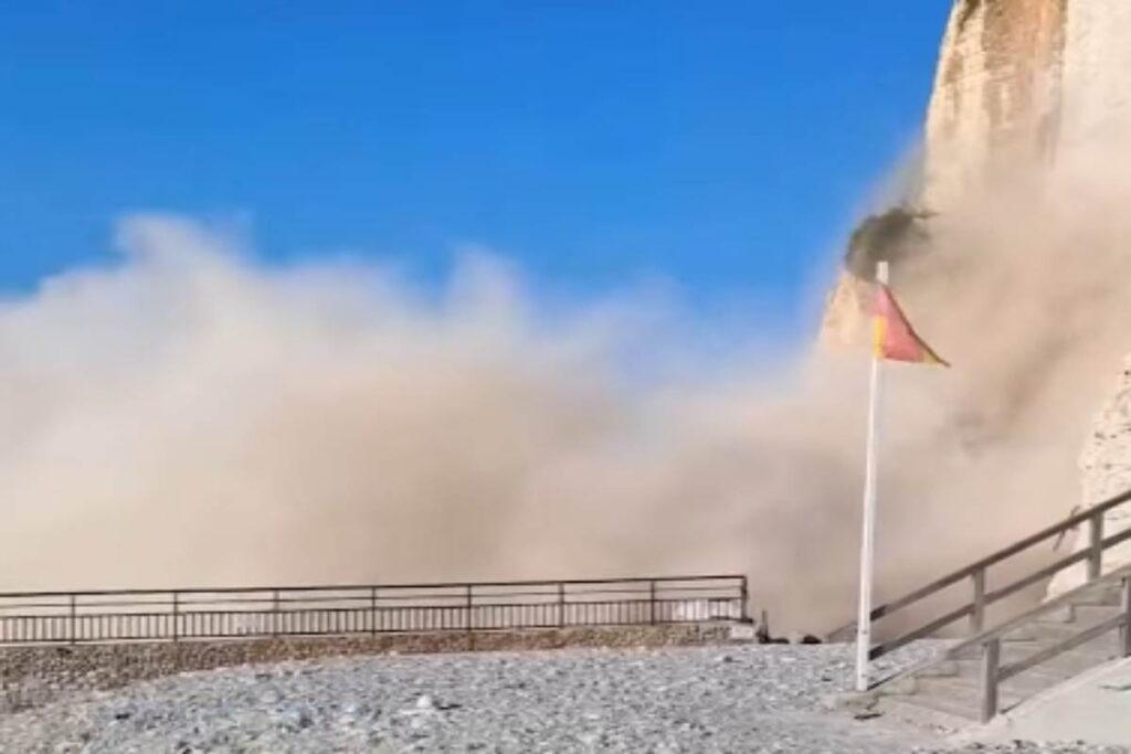 Crollo di un tratto di scogliera in Normandia