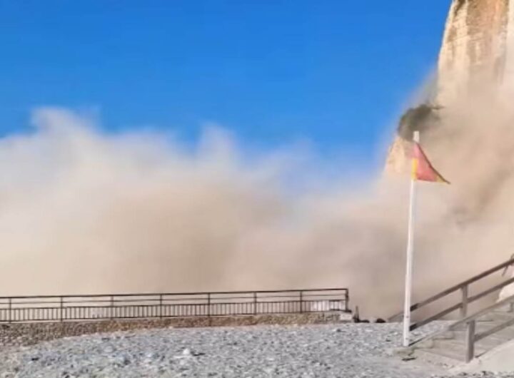 Crollo di un tratto di scogliera in Normandia