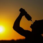 Uomo si disseta per il caldo