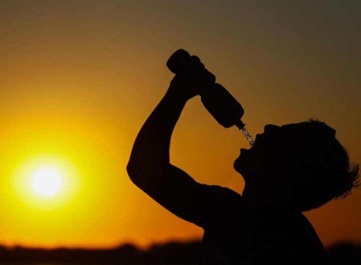 Uomo si disseta per il caldo