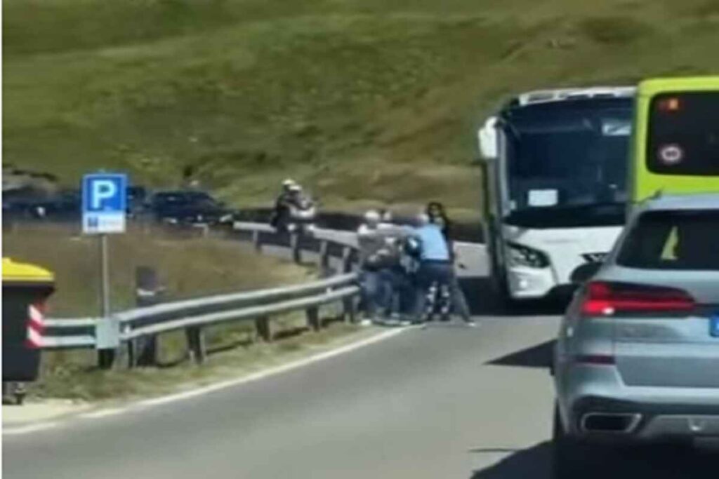 Pullman bloccati a Passo Sella sulle Dolomiti, i due autisti scendono e cominciano a picchiarsi