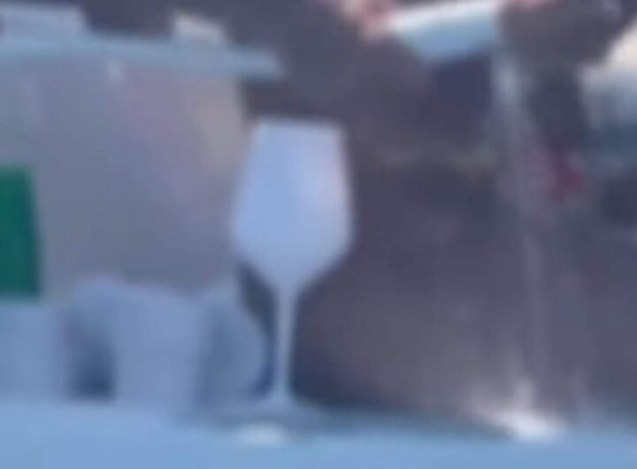 Donna pulisce piatti in mare utilizzando il detersivo