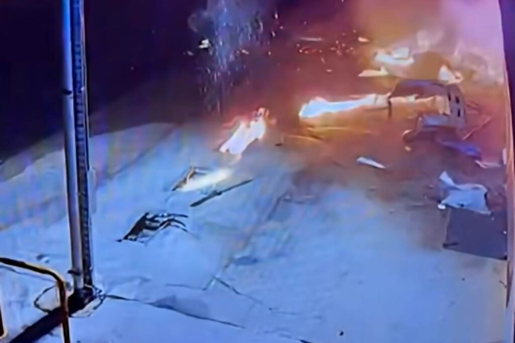 Stazione di rifornimento benzina in fiamme