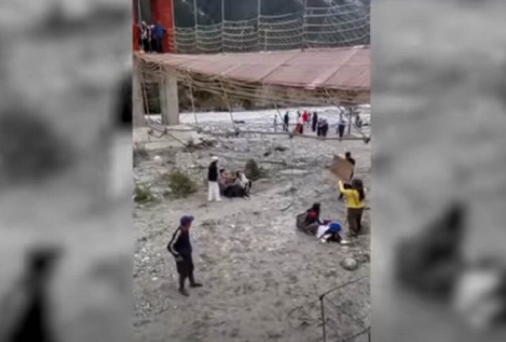 Il ponte cinese crolla improvvisamente