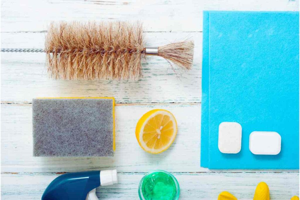 Addio spugnetta, perché la spazzola è la scelta migliore per lavare i piatti