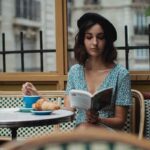 una ragazza francese in un bar