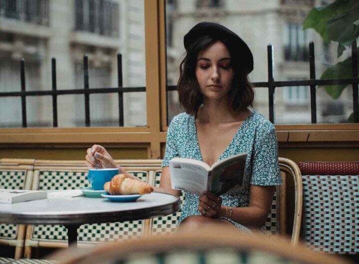 una ragazza francese in un bar