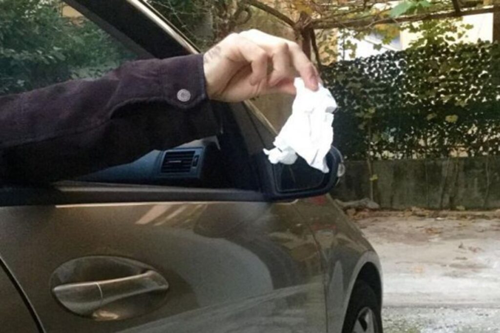 Rifiuti dal finestrino