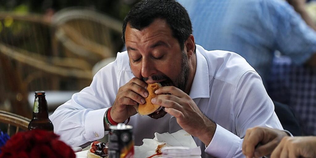 Donne in politica: Meloni domatrice dì Tajani e Salvini, Schlein infanga l’Italia, Appendino rimpiange Grillo, nella foto salvini mangia un hamburger