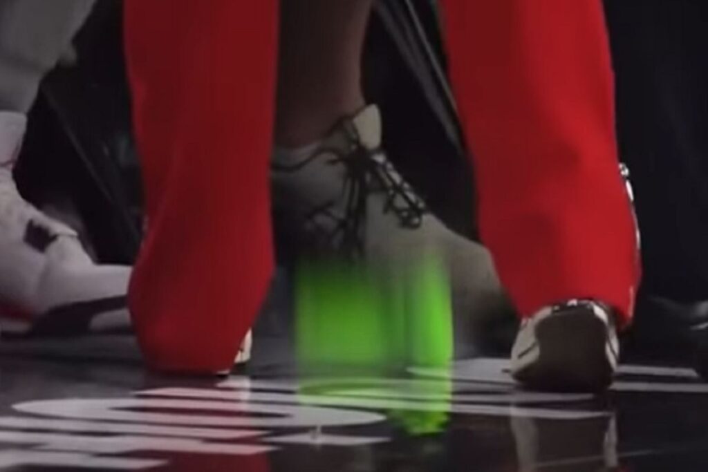 Il sex toy lanciato in campo