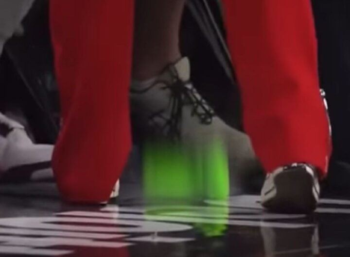 Il sex toy lanciato in campo