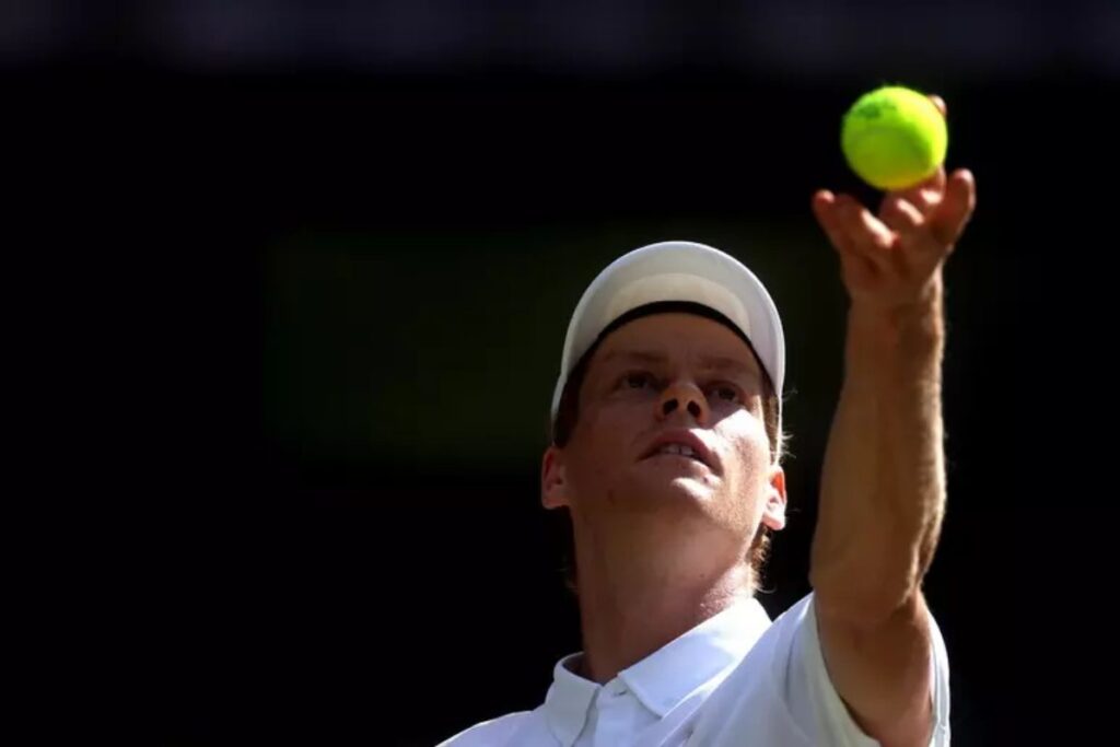 Tennis azzurro protagonista: Super Sinner (sabato col canadese Shapovalov), Musetti, Cobolli, Darderi, Paolini, nella foto Sinner guarda la palla