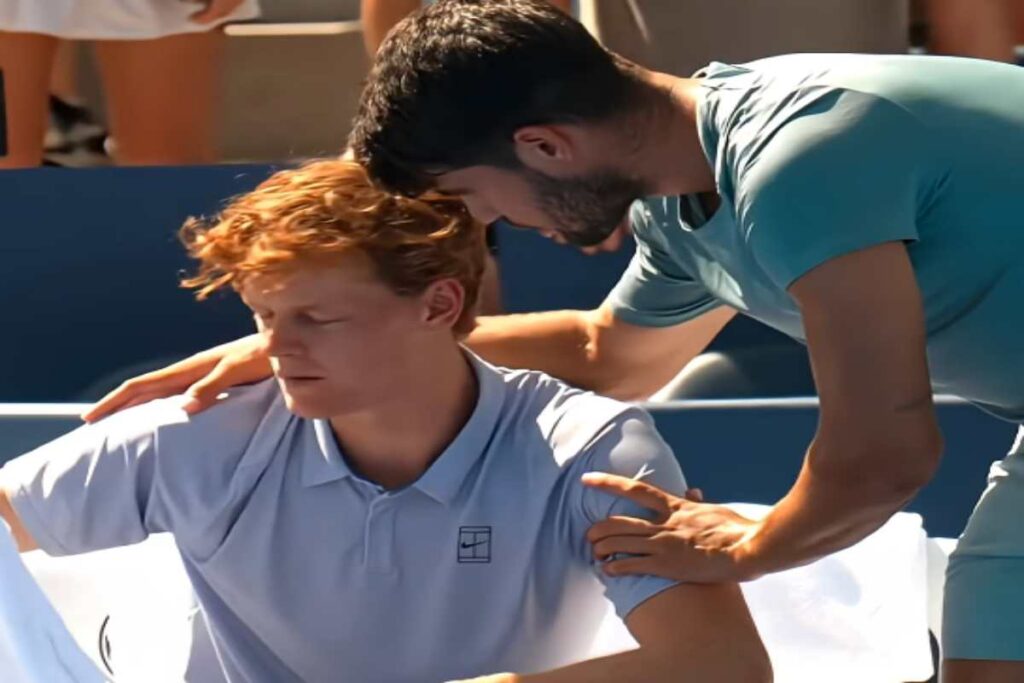 , nella foto Alcaraz consola Sinner a fine di una gara persa