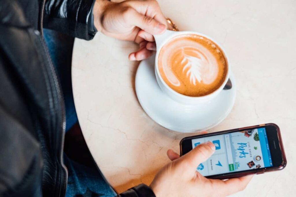 Cappuccino e smartphone