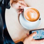 Cappuccino e smartphone