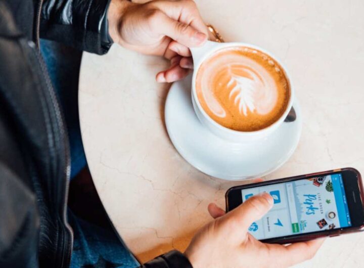 Cappuccino e smartphone
