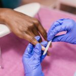 manicure in un centro estetico