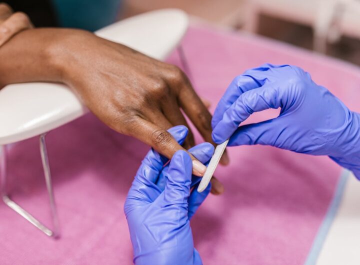 manicure in un centro estetico