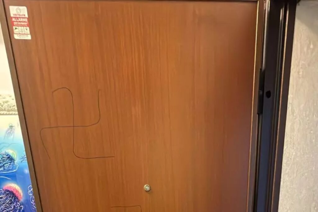 svastica sulla porta