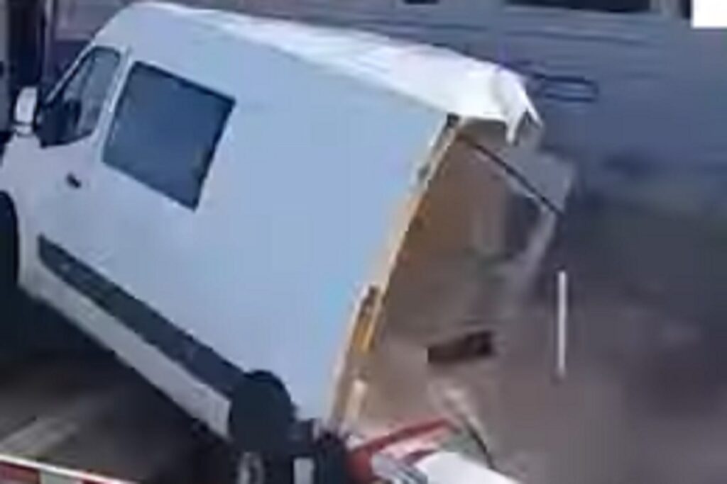 Il furgone che in Polonia è stato travolto da un treno