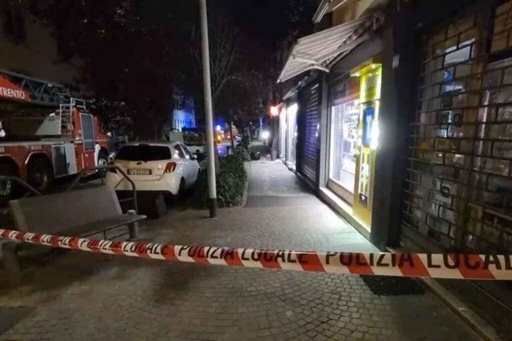 Il negozio andato a fuoco a Trento