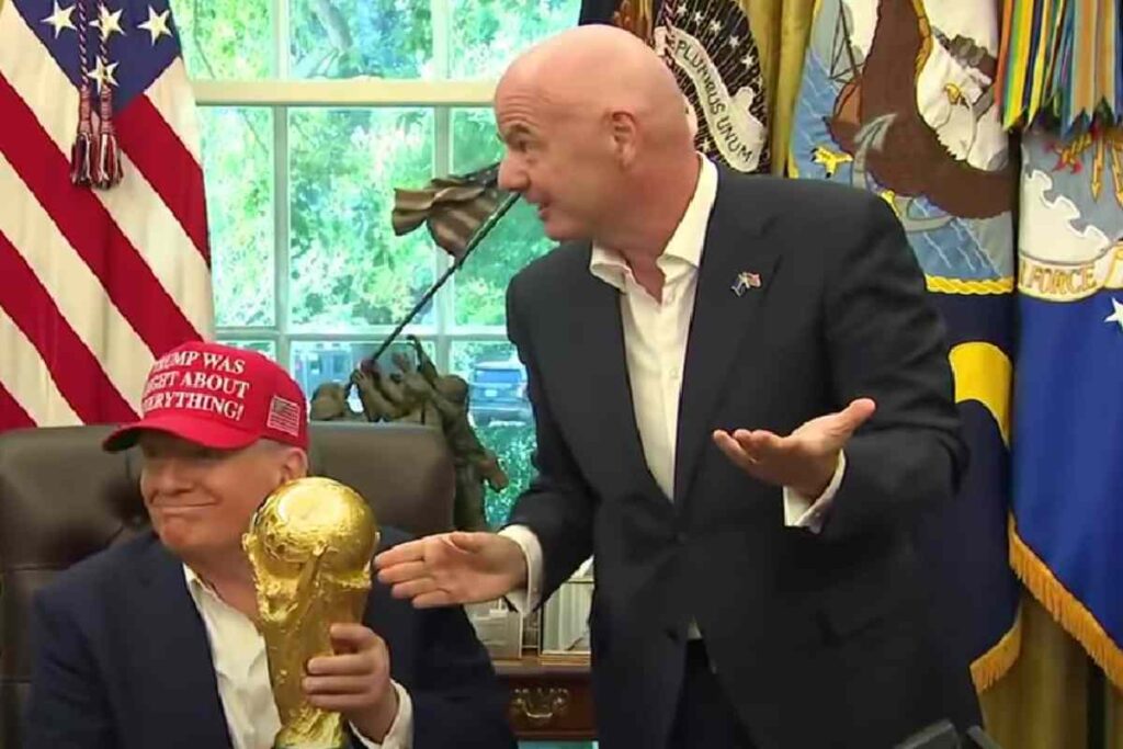 Trump e Infantino con la Coppa del Mondo nello Studio Ovale
