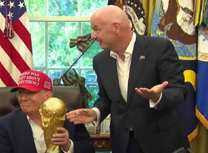 Trump e Infantino con la Coppa del Mondo nello Studio Ovale