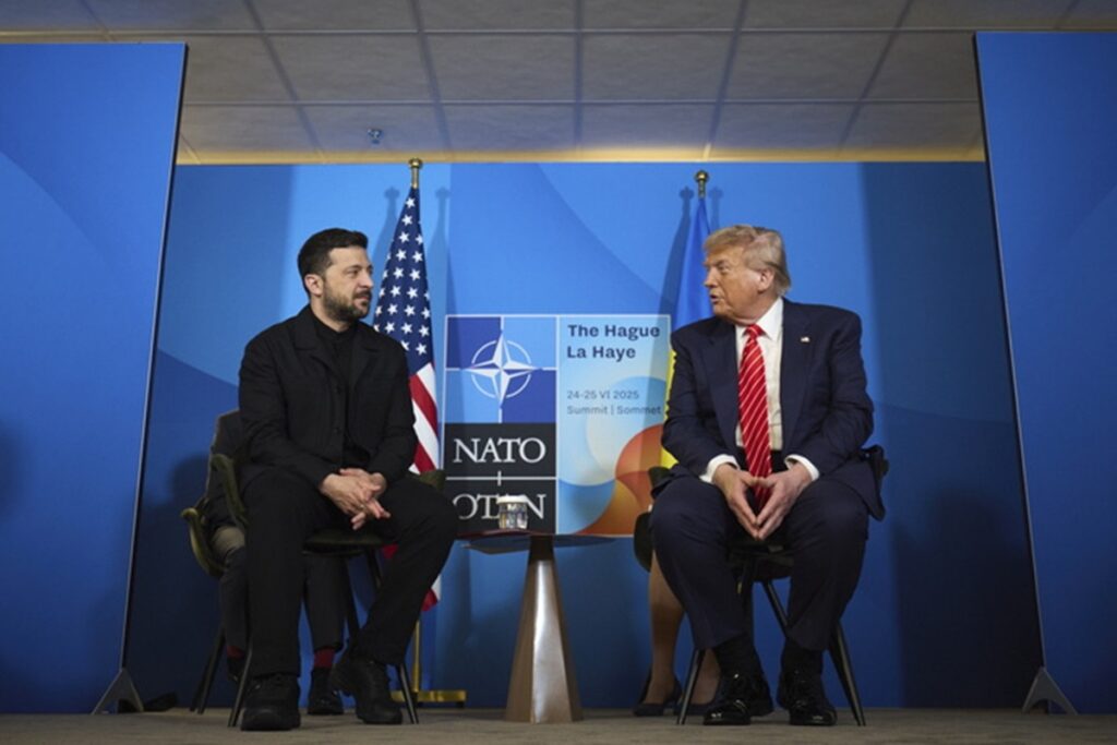 Ucraina, dai retroscena del pranzo fra Trump e Zelenskyy un’ombra sinistra sulle reali intenzioni di Putin, nella foto Volodymyr Zelensky e Donald Trump