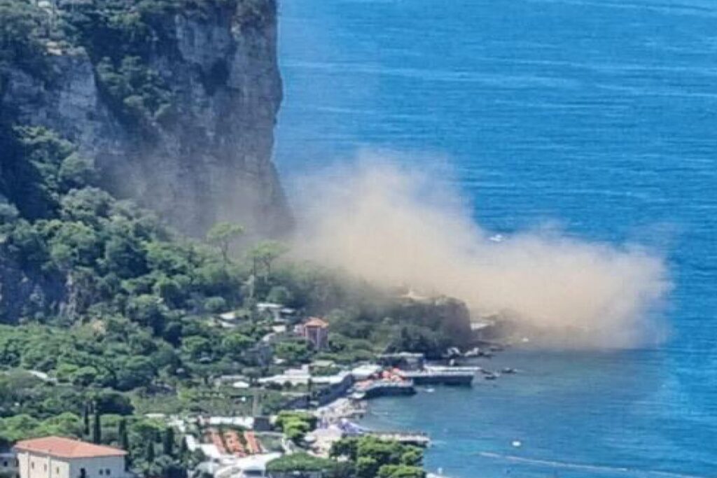 Vico Equense, il video del costone franato nel mare