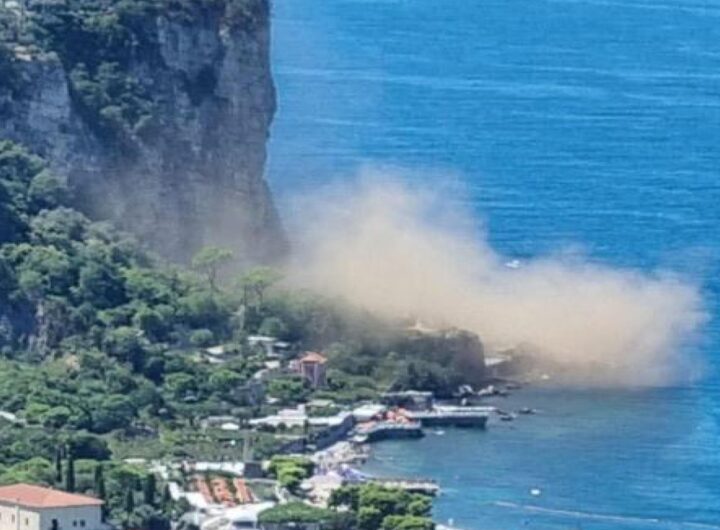 Vico Equense, il video del costone franato nel mare