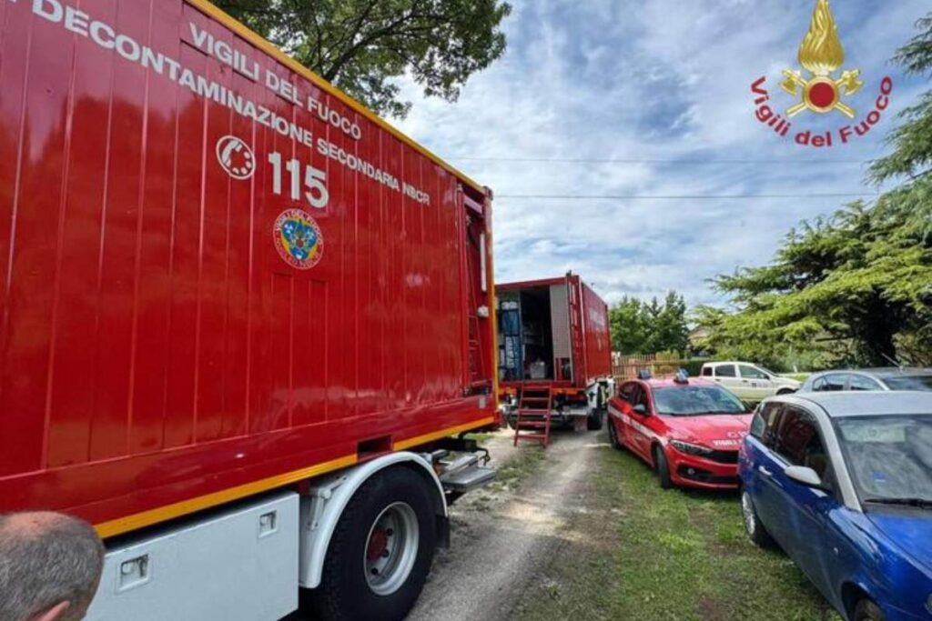vigili del fuoco nel luogo dove sono morti due operai
