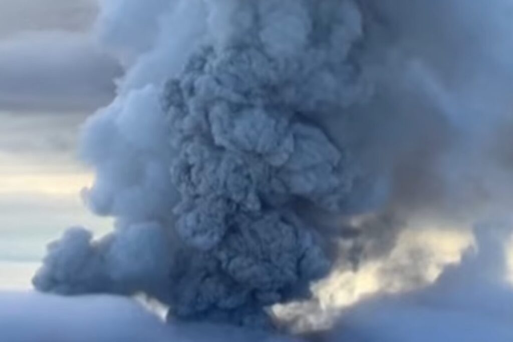 Vulcano Krasheninnikov si risveglia dopo centinaia di anni