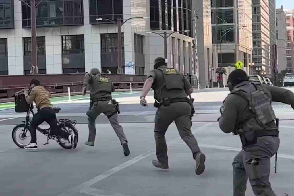 Agenti frontiera inseguono ciclista