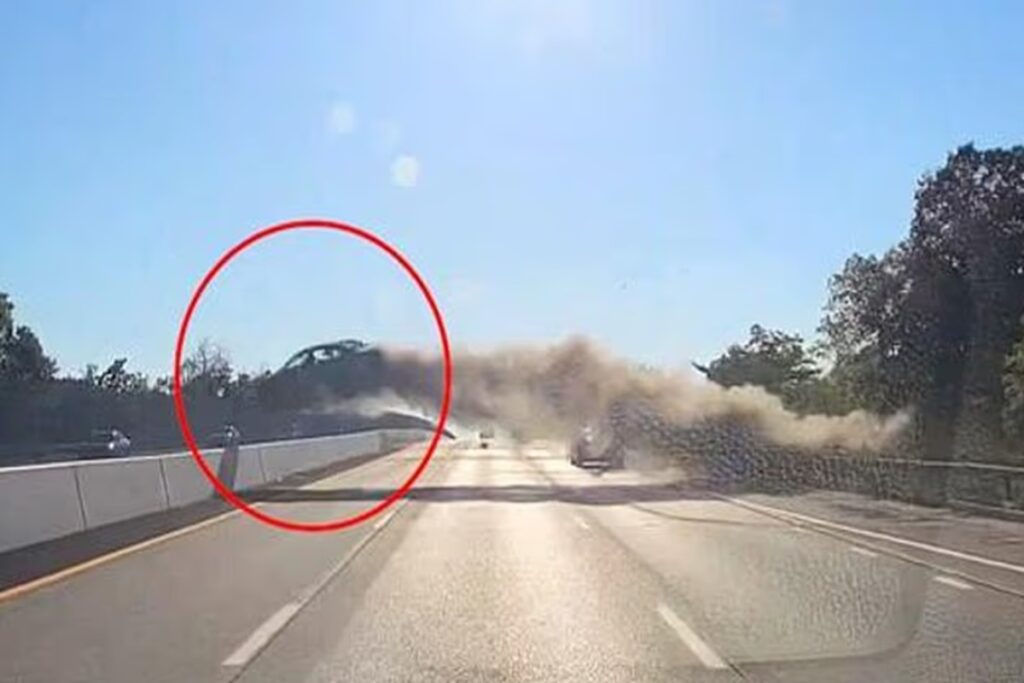 Auto esce di strada e sorvola quattro corsie prima di schiantarsi VIDEO