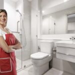 Un uso particolarmente efficace e semplice è quello di versare un bicchiere di acqua ossigenata nel WC una volta alla settimana