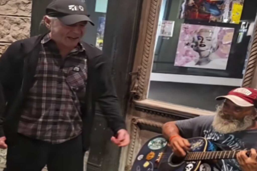 Bruce Dickinson duetta con un'artista di strada