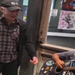 Bruce Dickinson duetta con un'artista di strada