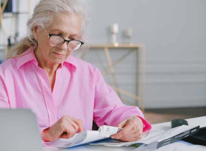 Donna legge documento