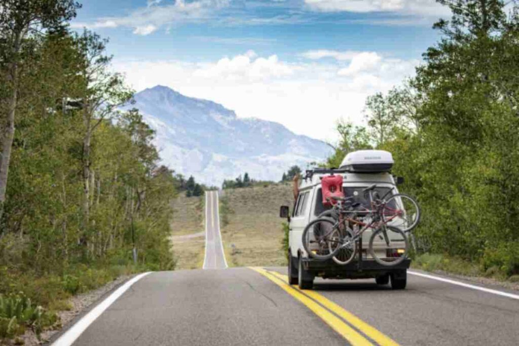 Il borgo di Castrovalva si trova a un’altitudine di circa 865 metri s.l.m., arroccato sulla cresta del monte Sant’Angelo,