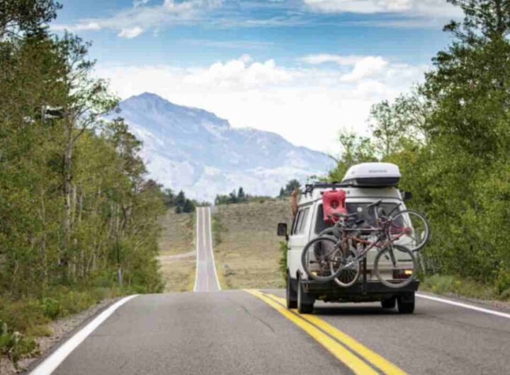 Il borgo di Castrovalva si trova a un’altitudine di circa 865 metri s.l.m., arroccato sulla cresta del monte Sant’Angelo,