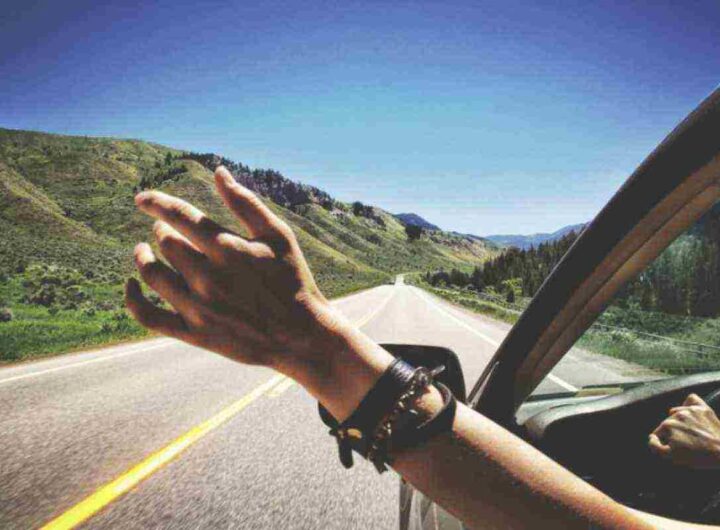 Con poco meno di 2.700 abitanti, è un centro di attrazione internazionale soprattutto per gli appassionati di enogastronomia e paesaggi culturali