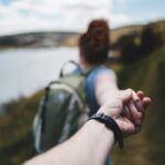 Questo borgo, adagiato su un colle dal profilo quasi piramidale, è un luogo dove passato e presente si intrecciano in un’atmosfera sospesa