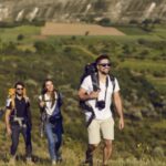 Incastonato nel suggestivo Parco Naturale Regionale Sirente-Velino. Questa località, che conta poco più di mille abitanti,