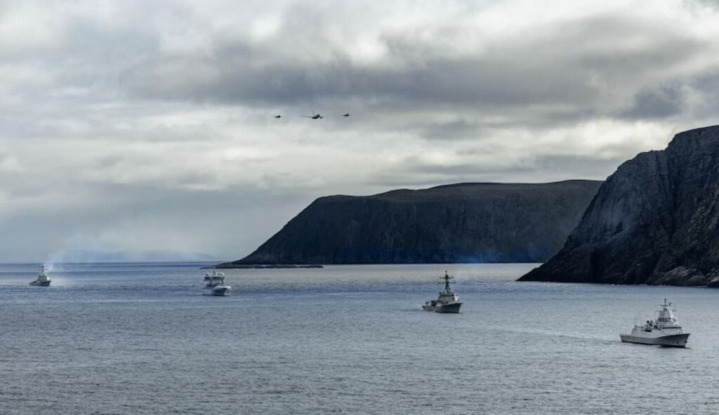 Caccia ai sottomarini russi nelle acque del grande Nord: allarme alle Lofoten, le isole dello stoccafisso
