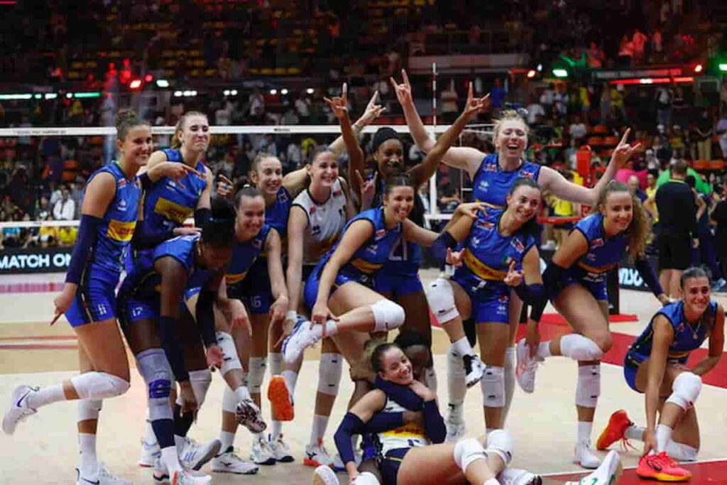 Azzurre da sogno, la nazionale di volley è campione del mondo, battuta la Turchia al tiebreak, nella foto le ragazze al completo