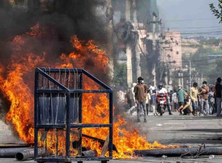 In Nepal calma apparente, i Gurkha pattugliano le strade: 51 morti in due giorni di proteste, Governo in fuga