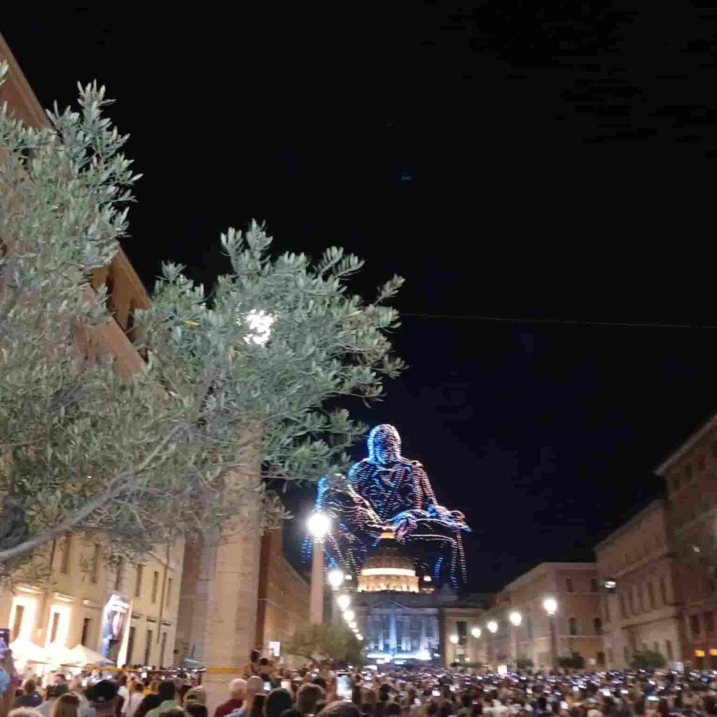 Bocelli canta in Piazza San Pietro, i droni proiettano in cielo Michelangelo e Papa Francesco