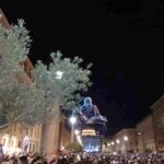 Bocelli canta in Piazza San Pietro, i droni proiettano in cielo Michelangelo e Papa Francesco