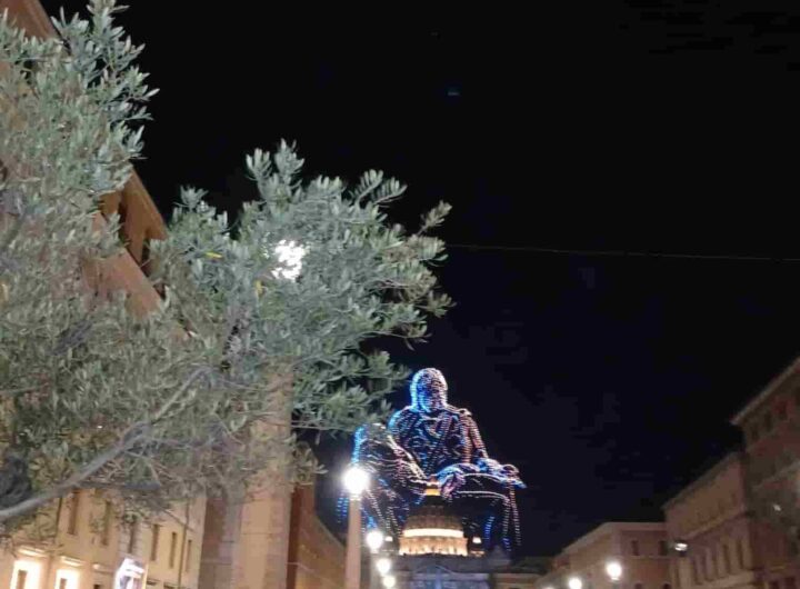 Bocelli canta in Piazza San Pietro, i droni proiettano in cielo Michelangelo e Papa Francesco